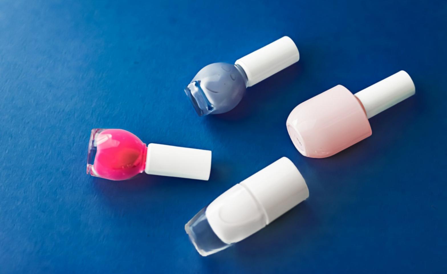 Dettaglio tecnica manicure avanzata con applicazione stratificata